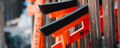 日本流行文化专题视频封面图，展示动漫风格插图与文化分析图表结合的画面构成